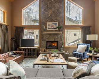 Highline by AvantStay Breathtaking Mountain Home w Hot Tub Views - Vail - Living room