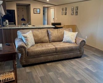 Country living in 2 bedroom mobile home surrounded by ponds, woods, wildlife - Waldron - Sala de estar