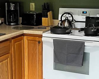 Lakefront · 2 Docks · Portable Fire Pit · Grill · Laundry, 1 night stays - Chippewa Falls - Kitchen