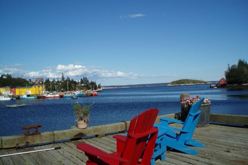 Spectacular Oceanfront Living in Authentic Fishing Village - Hubbards - Beach