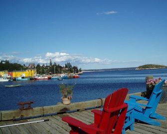 Spectacular Oceanfront Living in Authentic Fishing Village - Hubbards - Beach