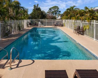 Days Inn by Wyndham Melbourne - Melbourne - Pool
