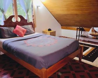 Aly's Valley Cabin, a private cabin in a village with a mountain view. - Dangriga - Bedroom