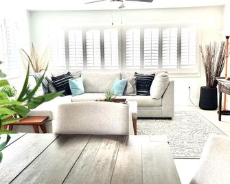 Stay in the same resort area as Disney’s Aulani and the Four Seasons - Kapolei - Living room