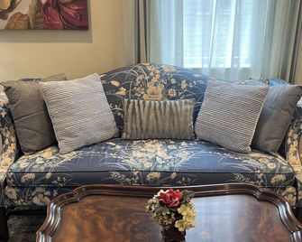 Cameron Grace Brand New 1BR 1BA apt downtown Winchester - Winchester - Living room