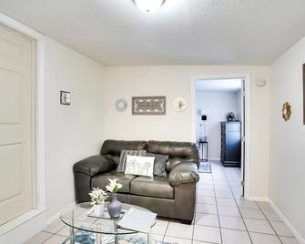 Lakeland Vacation Rental 38 Mi to Disney! - Lakeland - Oturma odası