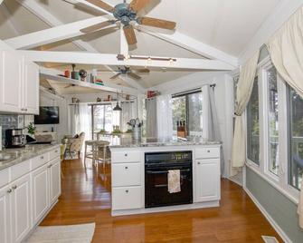 Pinehurst Tree House - Pinehurst - Kitchen