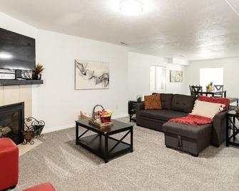 Cozy remodel Bsm Apt @silicone slopes 20 min to Sundance resort - Lehi - Living room