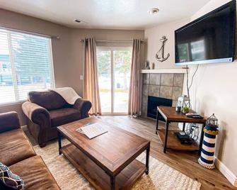 14-Plex Condo #114 Ground level, close to pool & spa - Garden City - Living room