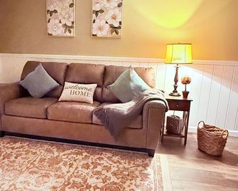 15min Lakepoint Sports Basement apartment with outdoor Jacuzzi - Dallas - Sala de estar