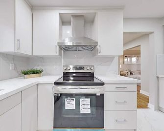 7br Farmhouse | 50 Acres | Family Gatherings | 100+ Parking - Newcastle - Kitchen