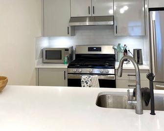 NEW, clean, modern, private basement suite - Vancouver - Kitchen