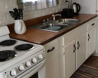 Cute 2+ Bedroom Cottage - Peaks Island - Kitchen