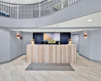 Spark by Hilton Plymouth - Plymouth - Front desk