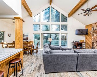 Welcoming Cabin with WiFi, Spacious Deck, & Outdoor Seating - Shaver Lake - Living room