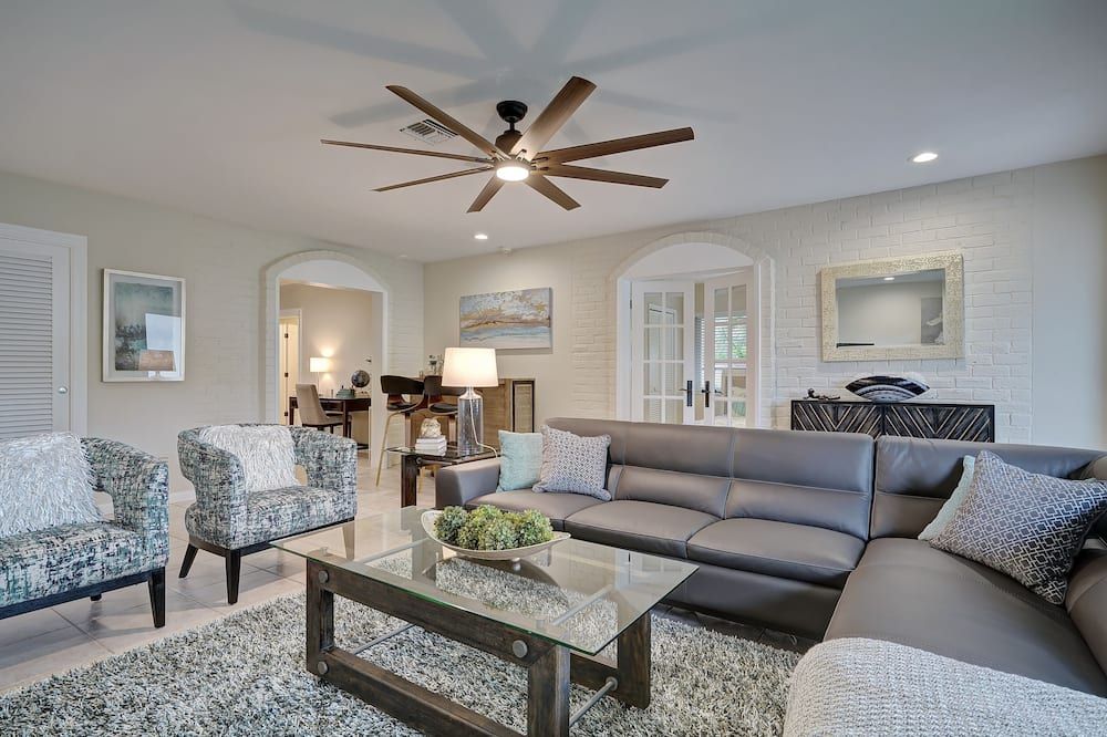 4BR Heated Pool Home with Tiki Hut! - فورت لاودردال - غرفة معيشة