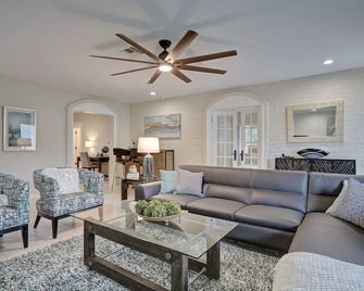 4BR Heated Pool Home with Tiki Hut! - Fort Lauderdale - Living room