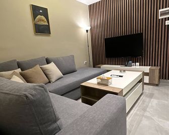 Charming Amman Apartment With Modern Amenitie - Amman - Living room