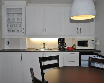 Le Montagnard, Hôtel, condos & chalets - Sutton - Kitchen