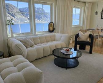 Private house with jacuzzi in the fishing village near by North Cape - Honningsvåg