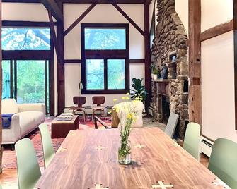 Lovely vacation home on secluded hillside with views and heated pool - New Marlborough - Dining room