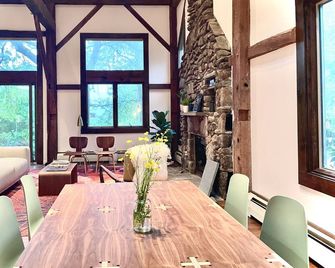Lovely vacation home on secluded hillside with views and heated pool - New Marlborough - Comedor
