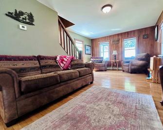 Cozy Main Street “The Guide’s Cottage” - Old Forge - Living room