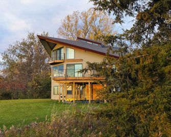 Starry Ridge Retreat: Champlain & Mtn Vistas - South Hero - Building