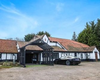 Tudor Oaks Lodge Stevenage North - Baldock - Budova