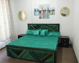 Amazing 3-bedroom apartment near Gujarat High Court, Ahmedabad - Ahmedabad - Bedroom