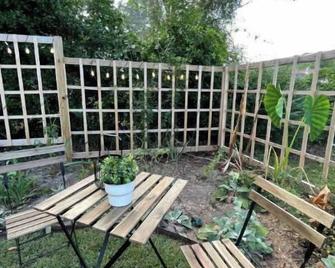 Cheerful 2-bedroom Edenton bungalow getaway - Edenton - Patio