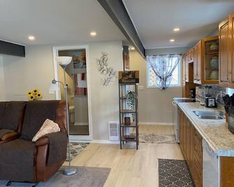 Hillside Cottage, 5 minutes to Stephenville, skiing and snowmobile trails. - Stephenville