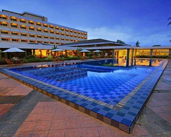 Pangeran Beach Hotel - Padang - Pool