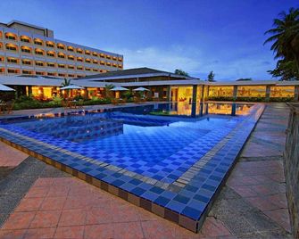 Pangeran Beach Hotel - Padang - Piscina