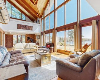 Lakefront home with gym, game room, home theatre, & private beach with boathouse - 프랭클린 - 거실