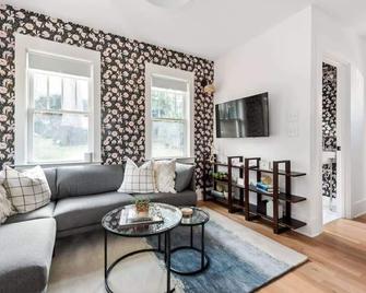 Full Bloom - Atlanta - Living room