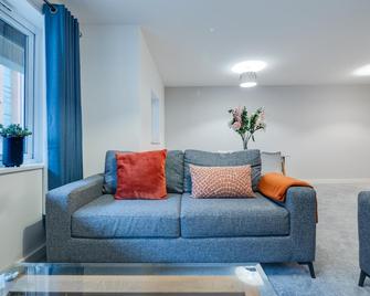 Pass the Keys Spacious Manchester Apartment with Parking - מנצ'סטר - סלון