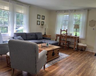 Charming Cottage Near West Chop- Vineyard Haven - Vineyard Haven - Wohnzimmer