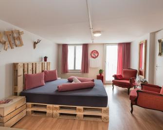 Balmers Hostel - Interlaken - Bedroom