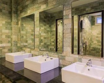 Popeyes Hostel Patong - Patong - Bathroom