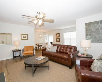 19 F Pinehurst Manor: 1 Br, 1 Ba Condominium In Pinehurst, Sleeps 3 - Pinehurst - Living room