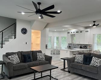 Luxury Ranch Retreat With Swimming Pool - Anna - Living room