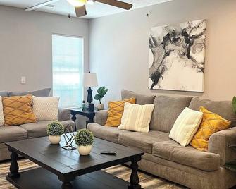Fantastic Get Away Condo In Strongsville! - Strongsville - Living room