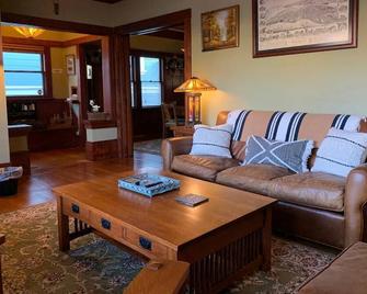 Quintessential 1910 Craftsman by Pickleball Court - Alameda - Olohuone