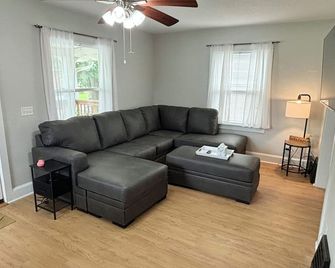 Kadia’s Place-The One With The Private Backyard - Cedar Rapids - Living room
