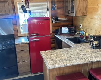 Newly listed modern studio Cabin Near Downtown Tok - Tok - Cocina