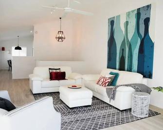 Riverside Townhouse w/ pool by Stay Noosa - Noosa Heads - Wohnzimmer