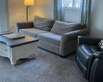 3-bedroom house 3 min drive from downtown Ionia on Creek with AC, WiFi - Ionia - Living room