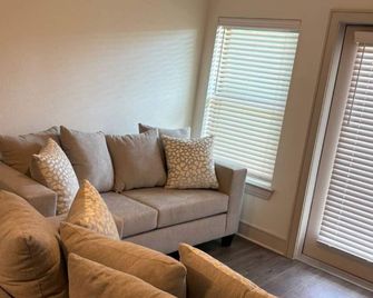 The Perfect Escape apartment with AC, WiFi in delightful Richmond - Richmond - Living room