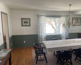 Quaint costal farm cottage, on a working farm, just mere miles from beaches! - Cape Charles - Eetruimte